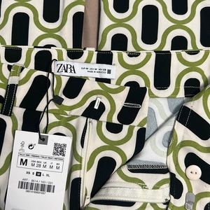 Zara GEOMETRIC PRINT MINI FLARE (NWT)
PANTS BLACK / GREEN SIZE M (NEW WITH TAG)